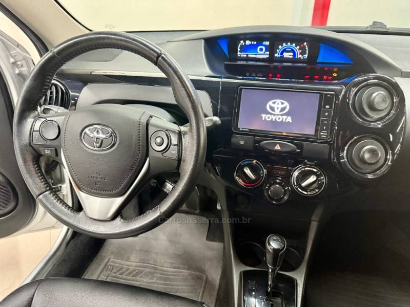 TOYOTA - ETIOS - 2017/2017 - Prata - R$ 63.900,00