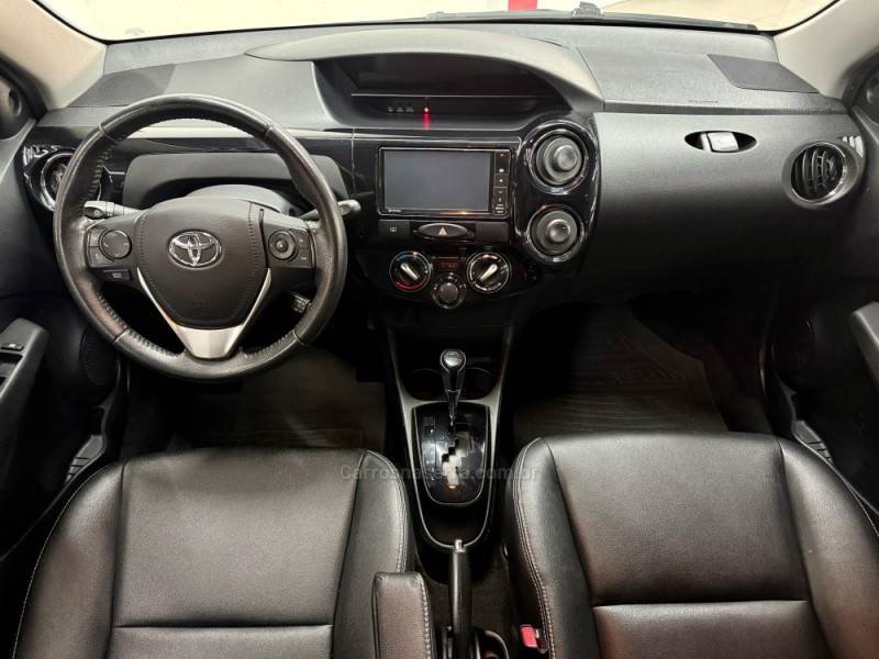 TOYOTA - ETIOS - 2017/2017 - Prata - R$ 63.900,00