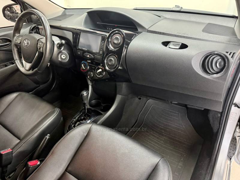 TOYOTA - ETIOS - 2017/2017 - Prata - R$ 63.900,00