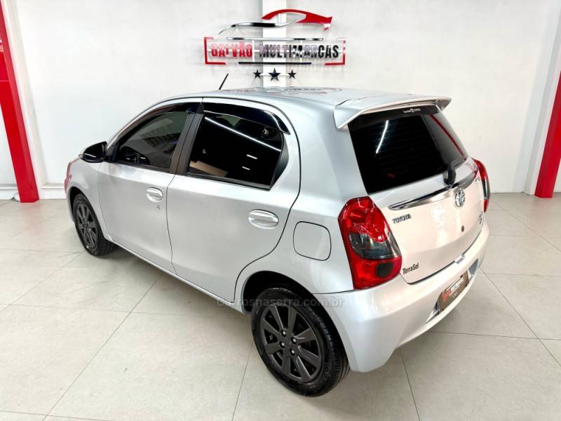 TOYOTA - ETIOS - 2017/2017 - Prata - R$ 63.900,00