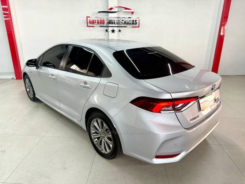TOYOTA - COROLLA - 2021/2021 - Prata - R$ 137.900,00