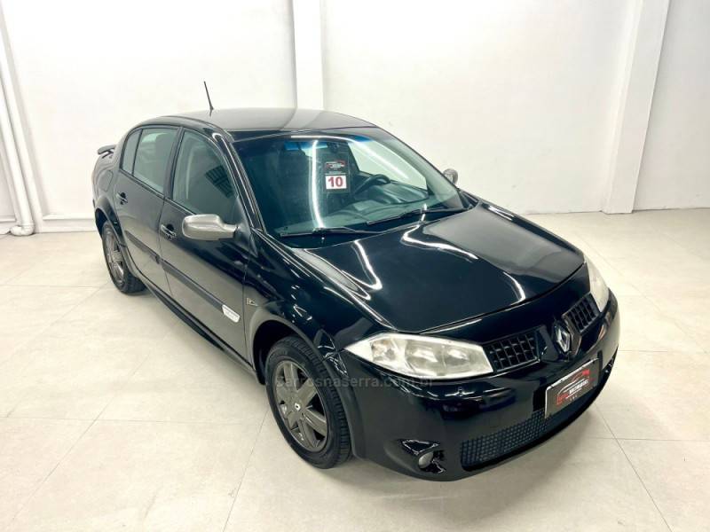 RENAULT - MÉGANE - 2010/2010 - Preta - R$ 25.900,00