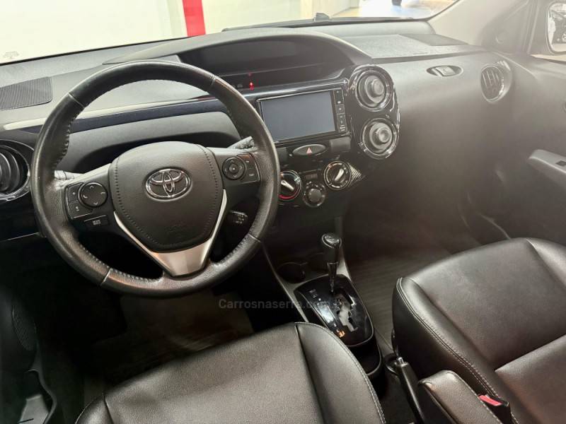 TOYOTA - ETIOS - 2017/2017 - Prata - R$ 63.900,00