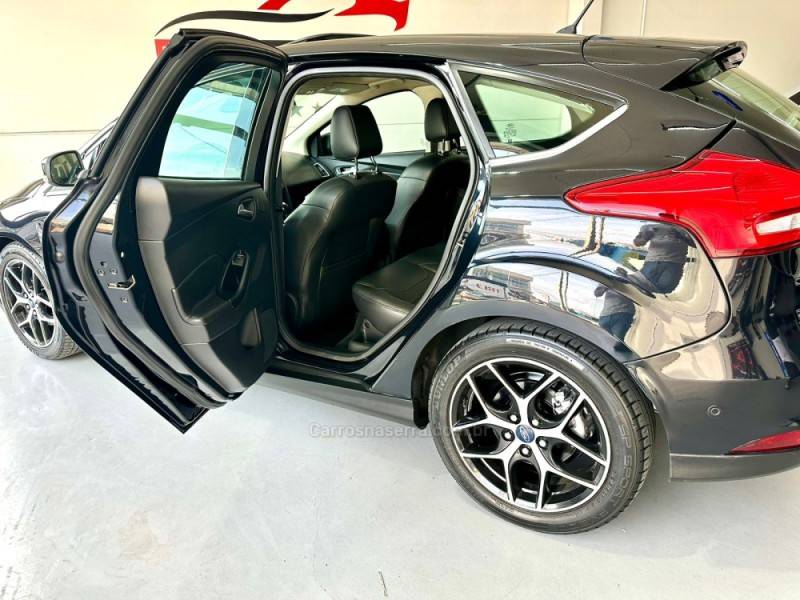 FORD - FOCUS - 2017/2017 - Preta - R$ 75.900,00