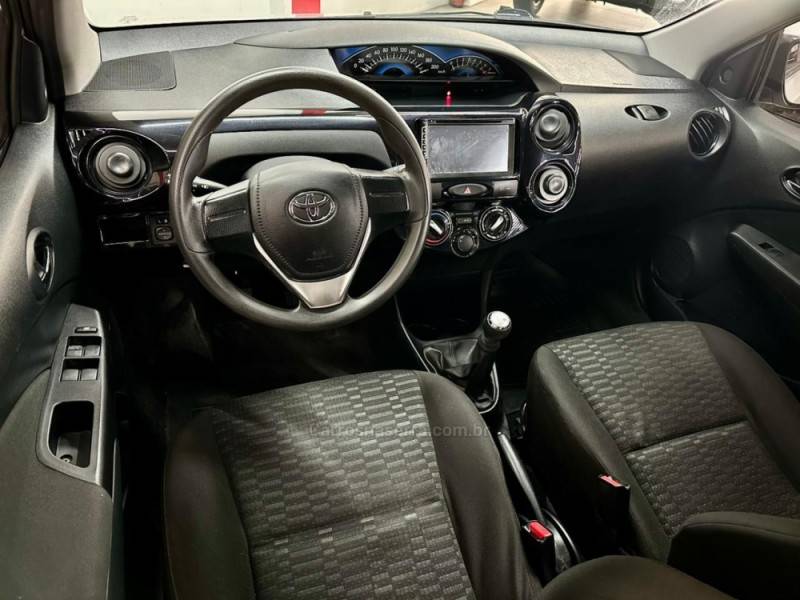 TOYOTA - ETIOS - 2016/2016 - Prata - Sob Consulta