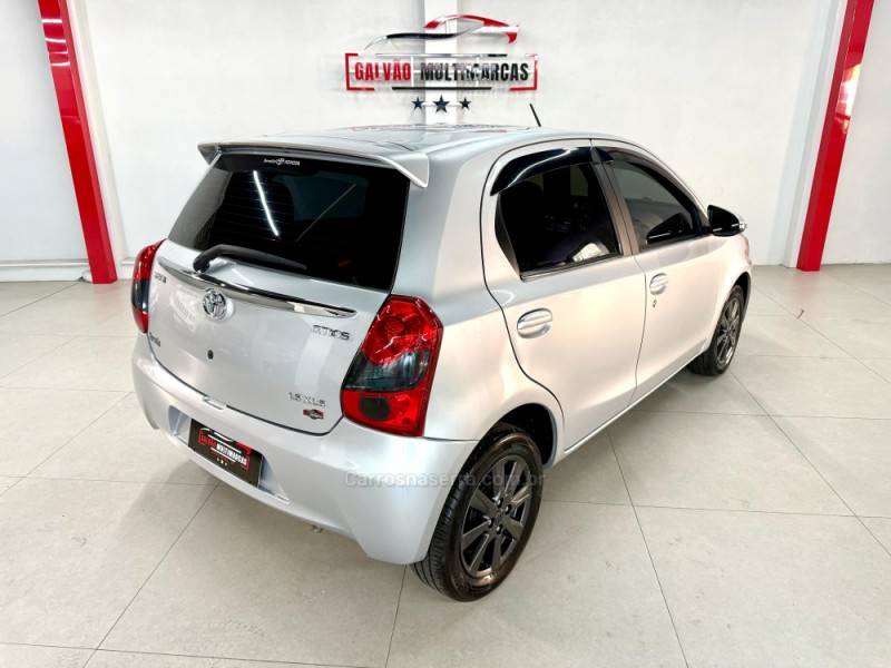 TOYOTA - ETIOS - 2017/2017 - Prata - R$ 63.900,00